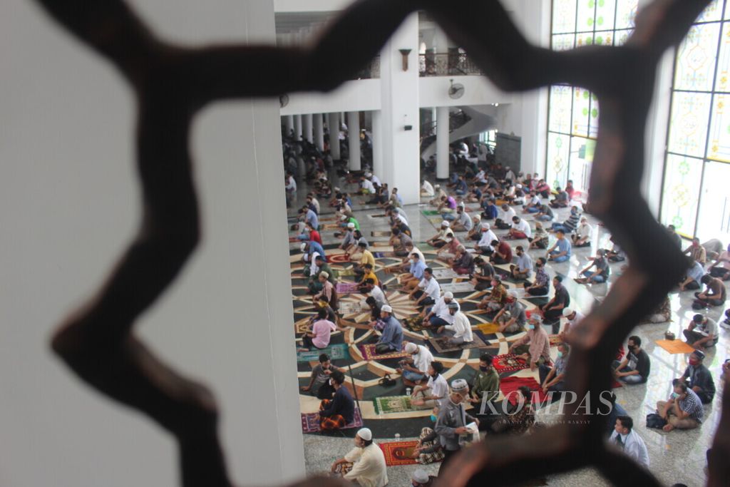 Jemaah sedang mengikuti ibadah shalat Jumat di Masjid Agung Palembang, Jumat (5/6/2020). Ini merupakan shalat pertama sejak dua bulan terakhir. Namun, dalam pelaksanaannya, mereka harus memenuhi protokol kesehatan.