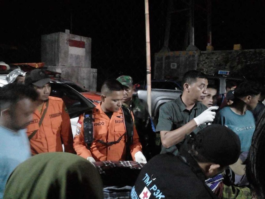 Tim SAR mengantarkan korban longsor tambang emas ilegal ke ambulans di Nagari Sungai Abu, Kecamatan Hiliran Gumanti, Kabupaten Solok, Sumatera Barat, Jumat (27/9/2024) malam.