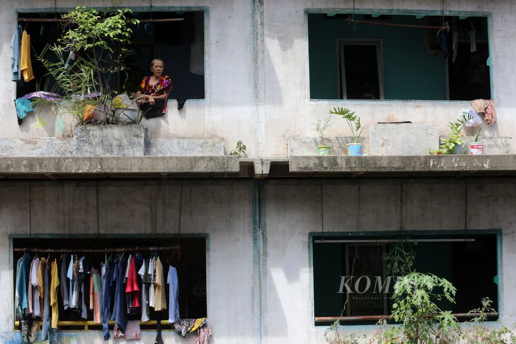 Penghuni Rusun Koja, Jakarta Utara, beraktivitas di depan tempat tinggalnya, Sabtu (9/1/2021).