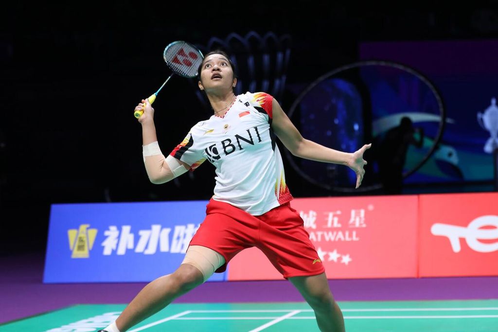 Ester Nurumi Tri Wardoyo faced off against He Bing Jiao (China) in the third match of the Uber Cup final at Chengdu Hi Tech Zone Sports Centre Gymnasium, China, on Sunday (5/5/2024).