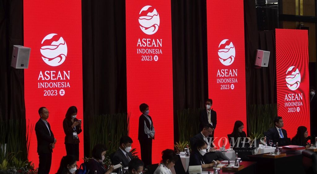 Suasana pembukaan Pertemuan Dewan Koordinasi ASEAN (ACC) dalam rangkaian Retreat Pertemuan Menteri Luar Negeri ASEAN atau ASEAN Foreign Ministers Meeting (AMM) Retreat di Sekretariat ASEAN, Jakarta, Jumat (3/2/2023). Dalam pertemuan itu, sejumlah komite ASEAN melaporkan perkembangan pelaksanaan misi dan mandat mereka kepada ACC. 