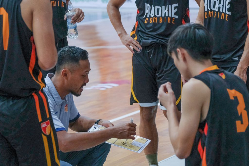 Salah satu pelatih dalam IBL Rookie Combine, Amin Prihantono, saat memberikan instruksi kepada anak asuhnya di Aim High, Tangerang, pada Jumat (29/9/2022).