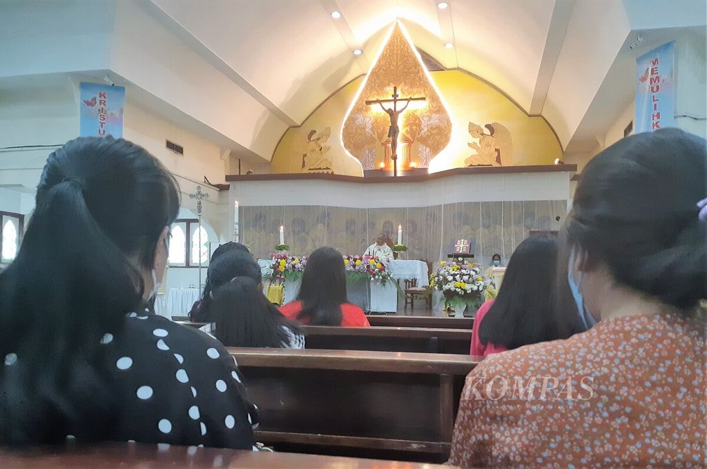 Misa di Gereja Santa Teresia Jambi, Minggu (17/4/2022), dipimpin Romo Pius Pujowiyanto SCJ.