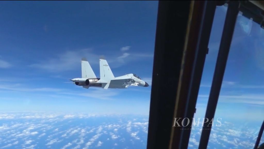 Dalam tangkapan layar dari video yang disiarkan Komando Operasi Indo-Pasifik Amerika Serikat, 29 Desember 2022 ini terlihat jet tempur J-11 China dari jendela pesawat intai RC-135 milik AS. J-11 China membayangi RC-135 dalam jarak 6 meter di atas Laut China Selatan, 21 Desember 2022. 
