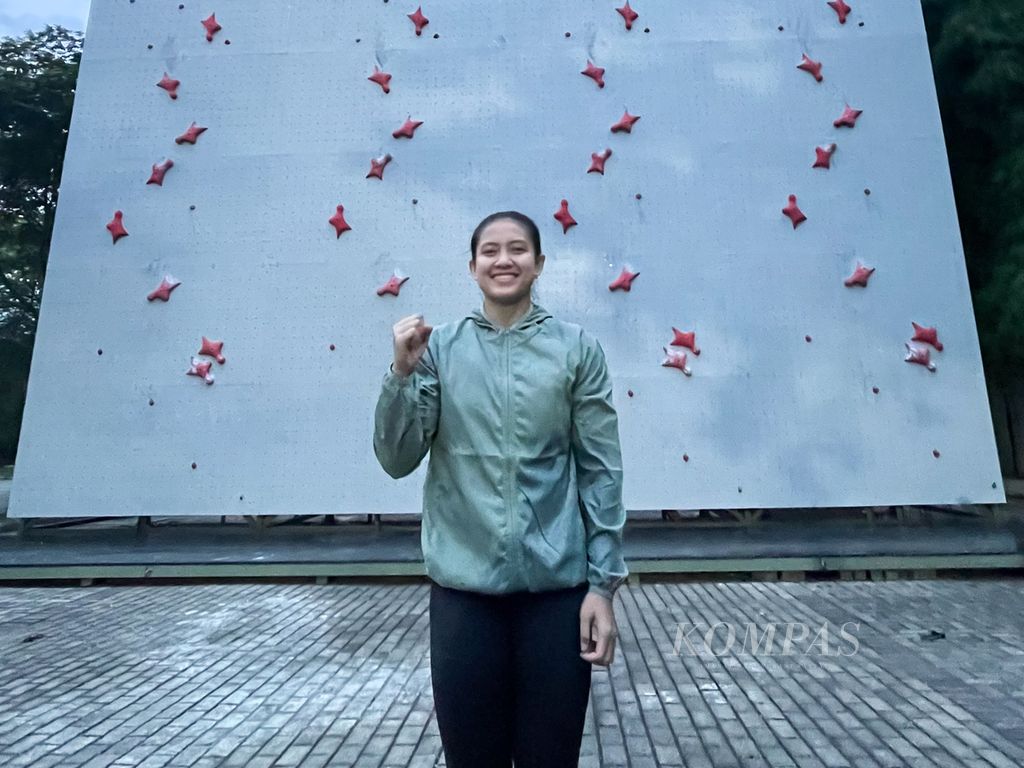 Pemanjat putri Indonesia, Desak Made Rita Kusuma Dewi, seusai berlatih bersama pelatnas di Hotel Santika Premiere, Kota Bekasi, Jabar, Jumat (8/3/2024). Dalam latihan itu, Desak melatih gerakan baru untuk dibawa ke Olimpiade Paris 2024.