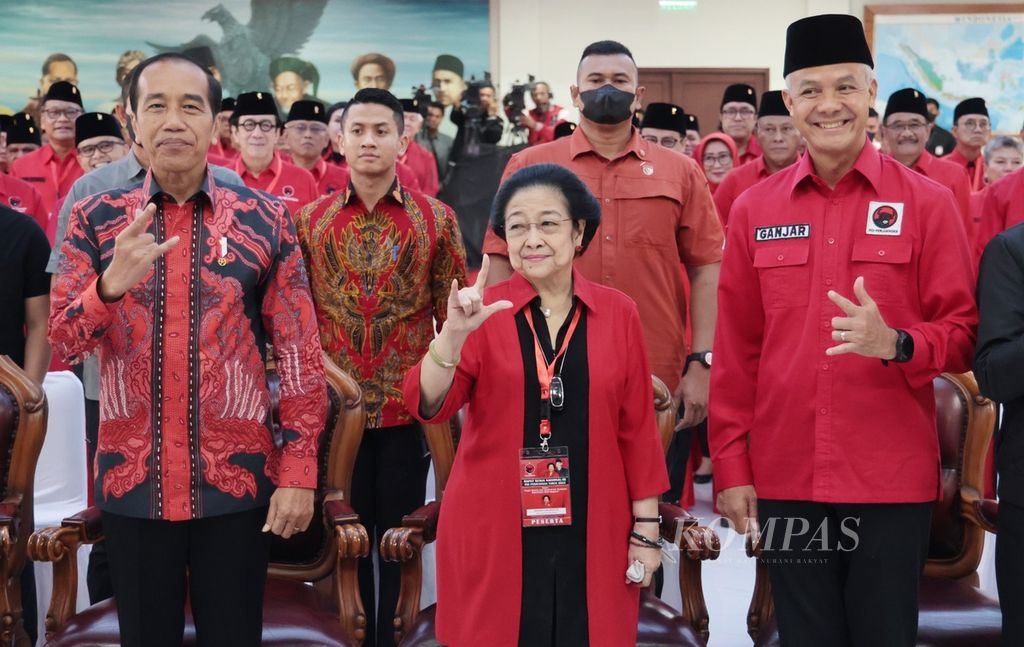 Presiden Joko Widodo bersama Ketua Umum PDI-P Megawati Soekarnoputri (tengah) didampingi bakal calon presiden dari PDI-P, Ganjar Pranowo (kanan), hadir dalam pembukaan Rapat Kerja Nasional (Rakernas) III PDI-P di Sekolah Partai PDI Perjuangan, Lenteng Agung, Jakarta, Selasa (6/6/2023).