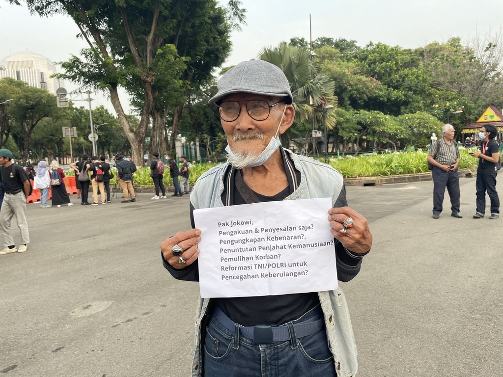Penyintas tragedi 1965-1966, Effendi Saleh (84), ditemui di sela-sela aksi Kamisan, di depan Istana Merdeka, Jakarta, Kamis (12/1/2023).