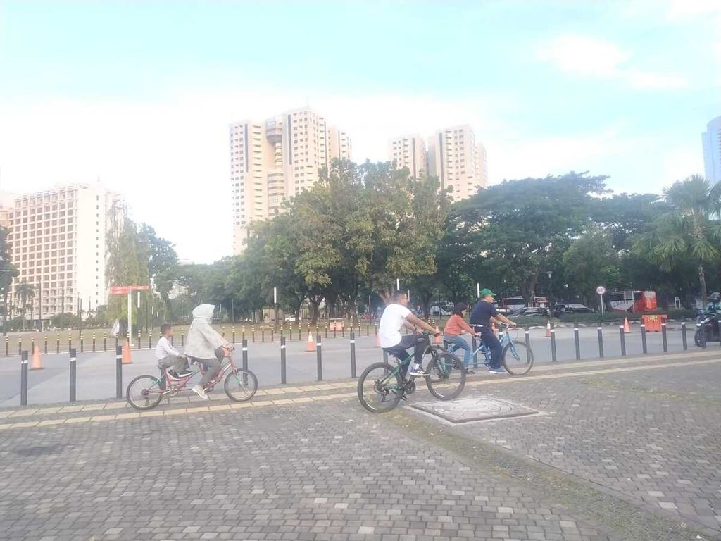 Sejumlah warga bersepeda di Stadion Gelora Bung Karno, Jakarta, Kamis (23/3/2023).