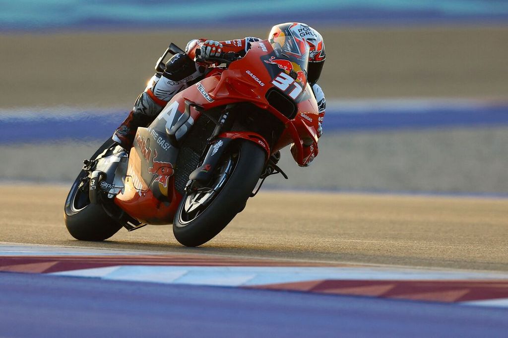 Pebalap Red Bull Gasgas Tech3, Pedro Acosta, memacu motornya pada tes pramusim MotoGP di Sirkuit Internasional Lusail, Qatar, 20 Februari 2024. Para pebalap senior MotoGP menilai Acosta bisa bersaing di 10 besar. 