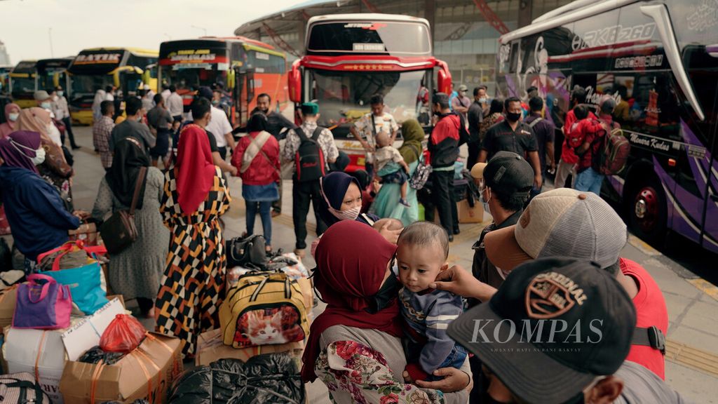 Penumpang menunggu keberangkatan bus antarkota antarprovinsi (AKAP) di Terminal Bus Terpadu Sentra Timur, Pulo Gebang, Jakarta Timur, Selasa (4/5/2021). 