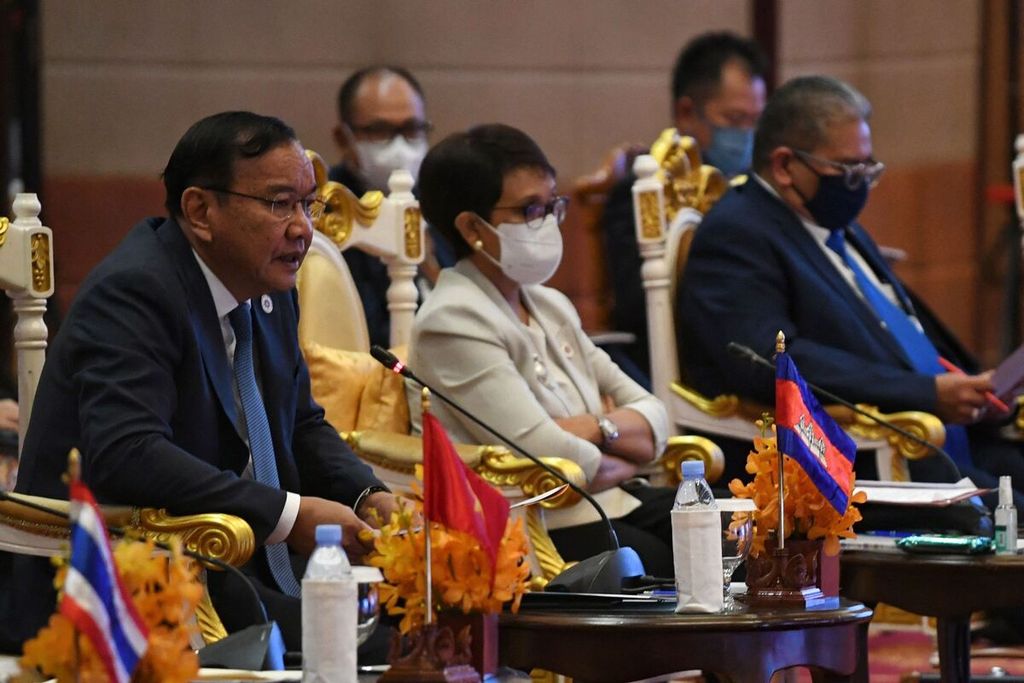 Menteri Luar Negeri Republik Indonesia Retno LP Marsudi (tengah) dan Menlu kedua Brunei Darussalam Erywan Yusof (kanan) menyimak saat Menlu Kamboja Prak Sokhonn (kiri) berbicara pada pertemuan dengan Komisi HAM Antar-pemerintahan ASEAN dalam rangkaian Pertemuan Ke-55 Para Menlu ASEAN di Phnom Penh, Kamboja, Selasa (2/8/2022). 