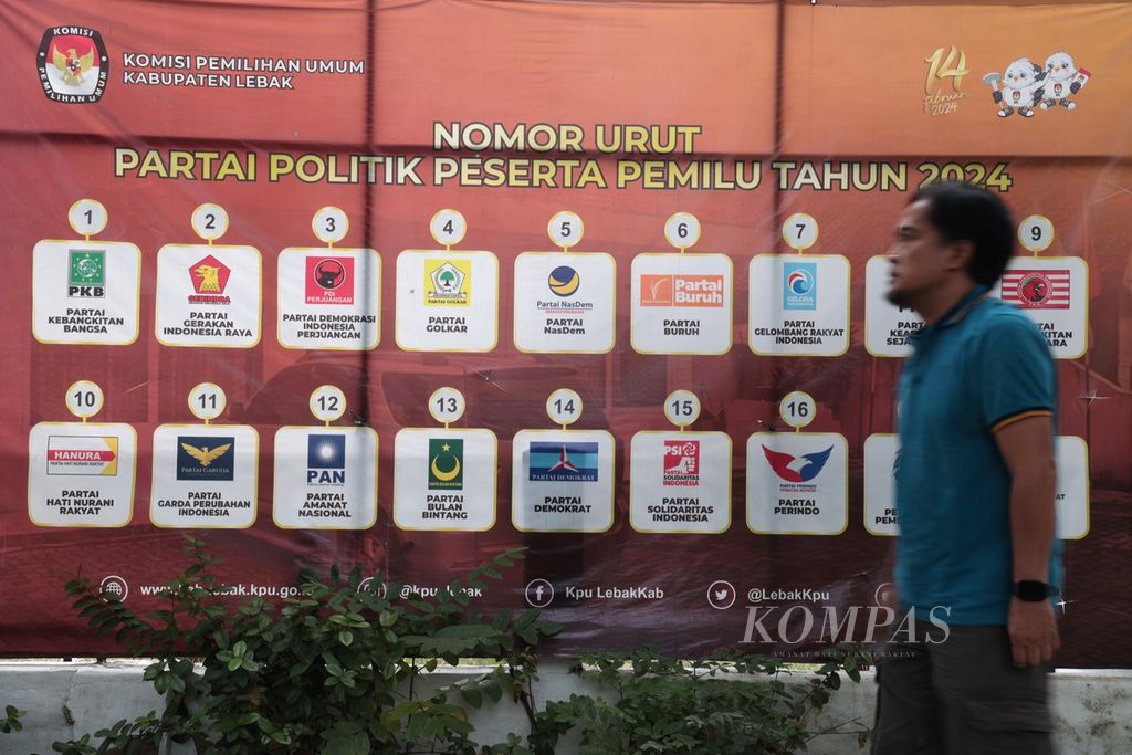 Baliho daftar partai politik peserta Pemilu 2024 beserta nomor urutnya dipasang di depan Kantor Komisi Pemilihan Umum Kabupaten Lebak, Banten, Minggu (17/9/2023). 