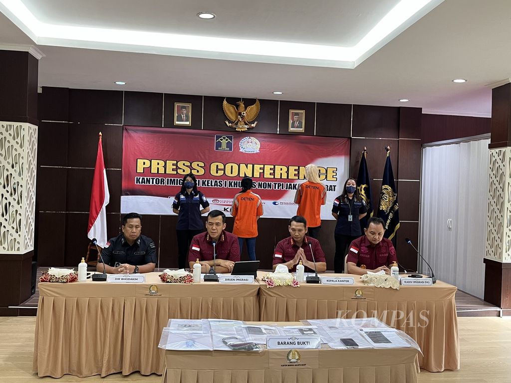 Direktur Jenderal Imigrasi Kementerian Hukum dan Hak Asasi Manusia Silmy Karim (kedua dari kiri) memberikan keterangan pers saat konferensi pers penangkapan dua warga negara asing yang menyalahgunakan izin tinggal di Kantor Imigrasi Kelas I Khusus Non TPI Jakarta Barat, Jakarta, Jumat (31/3/2023)