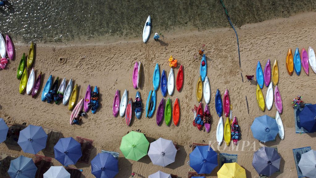 Warna-warni kano dijajar di pinggir pantai siap untuk disewa pengunjung di Pantai Drini, Kecamatan Tanjungsari, Kabupaten Gunungkidul, DI Yogyakarta, Jumat (29/12/2023).