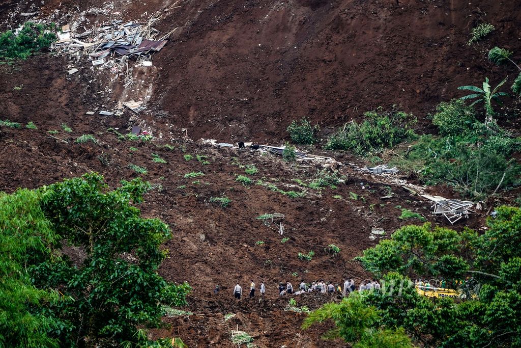 Kondisi tebing longsoran yang memutus akses Cipanas-Cianjur yang terlihat dari Desa Mangunkerta, Cugenang, Kabupaten Cianjur, Jawa Barat, Selasa (22/11/2022). 