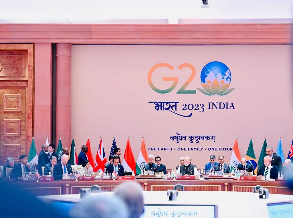  Sesi pertama KTT G20 India mengangkat tema “One Earth atau Satu Bumi”. Sesi pertama ini dihadiri para pemimpin negara G20 dan dilangsungkan di Bharat Mandapam, IECC, Pragati Maidan, New Delhi, India, Sabtu (9/9/2023).