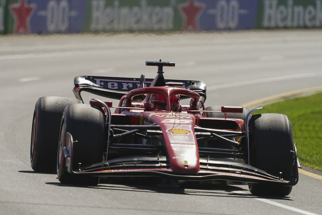 Pebalap tim Ferrari, Charles Leclerc, memacu mobilnya pada sesi latihan pertama F1 seri Australia di Sirkuit Albert Park, Melbourne, Australia, Jumat (22/3/2024).