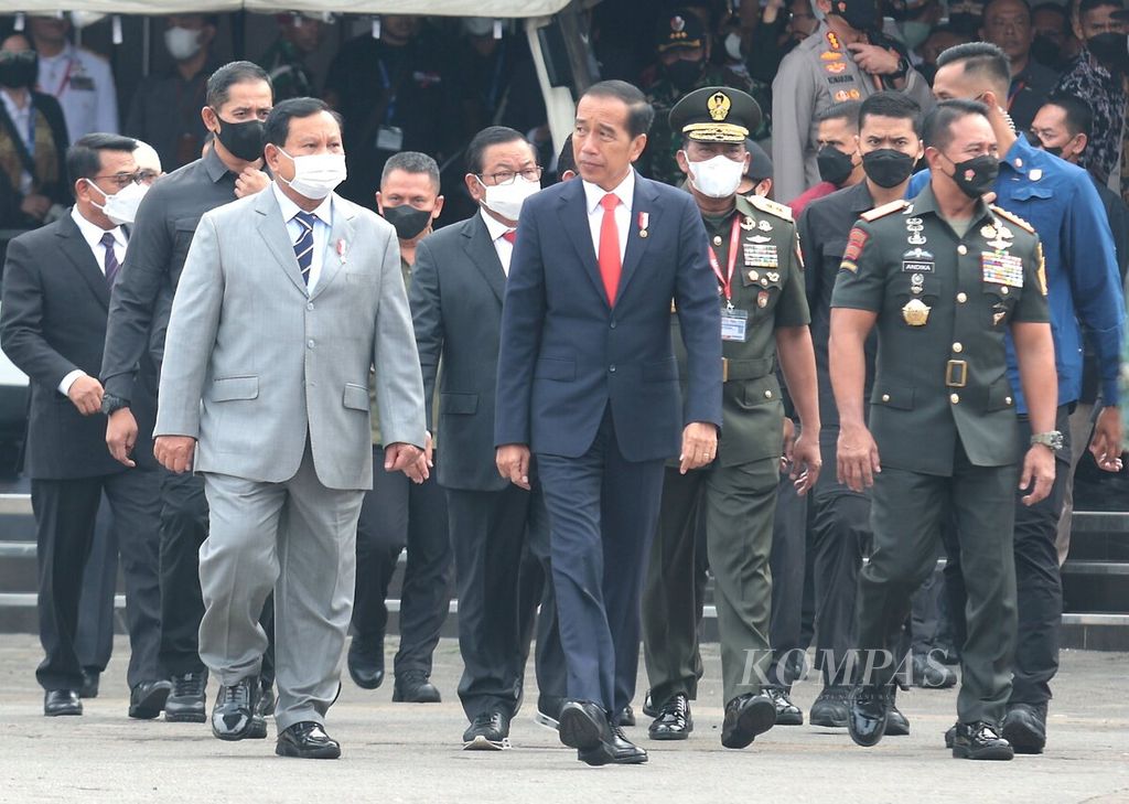 Presiden Joko WIdodo didampingi Menteri Pertahanan Prabowo Subiyanto (kiri depan), dan Panglima TNI Jenderal Andika Perkasa (kanan) hadir dalam pembukaan Indodefence 2022 di Jiexpo, Kemayoran, Jakarta, Rabu (2/11/2022).  