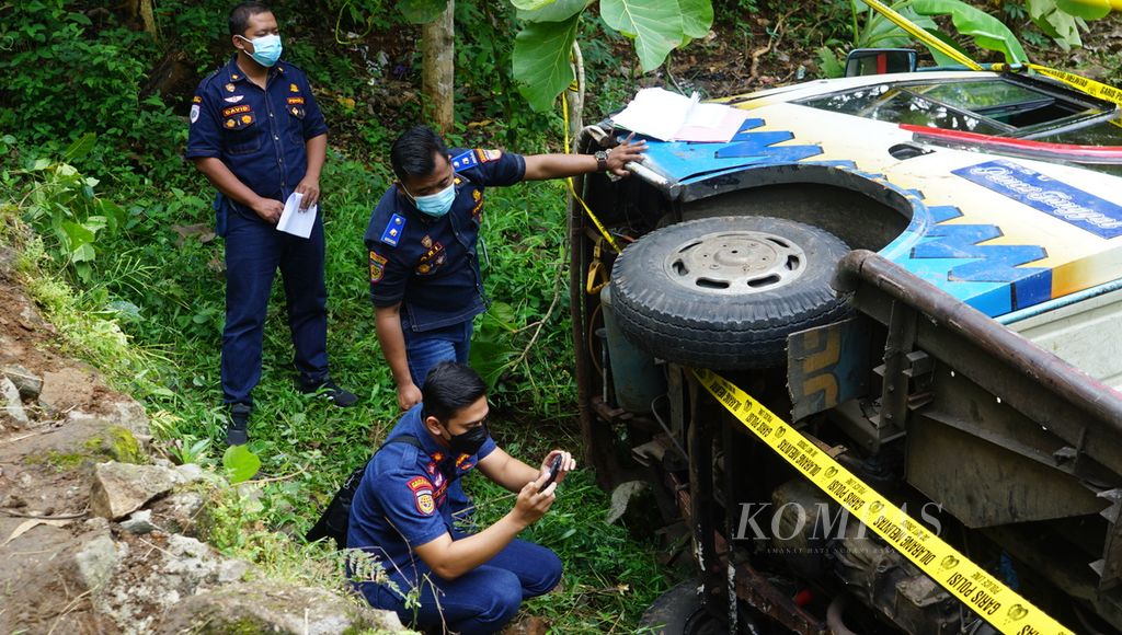 Petugas Dinas Perhubungan Kabupaten Wonogiri mengecek minibus yang mengalami kecelakaan di Kabupaten Wonogiri, Jawa Tengah, Selasa (22/11/2022). Kecelakaan terjadi pada malam sebelumnya. Delapan penumpang tewas dalam insiden tersebut.