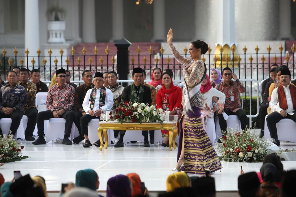 Puteri Indonesia mengenakan kebaya berjalan di landas peraga dalam acara Istana Berkebaya di halaman Istana Merdeka, Jakarta, Minggu (6/8/2023). 