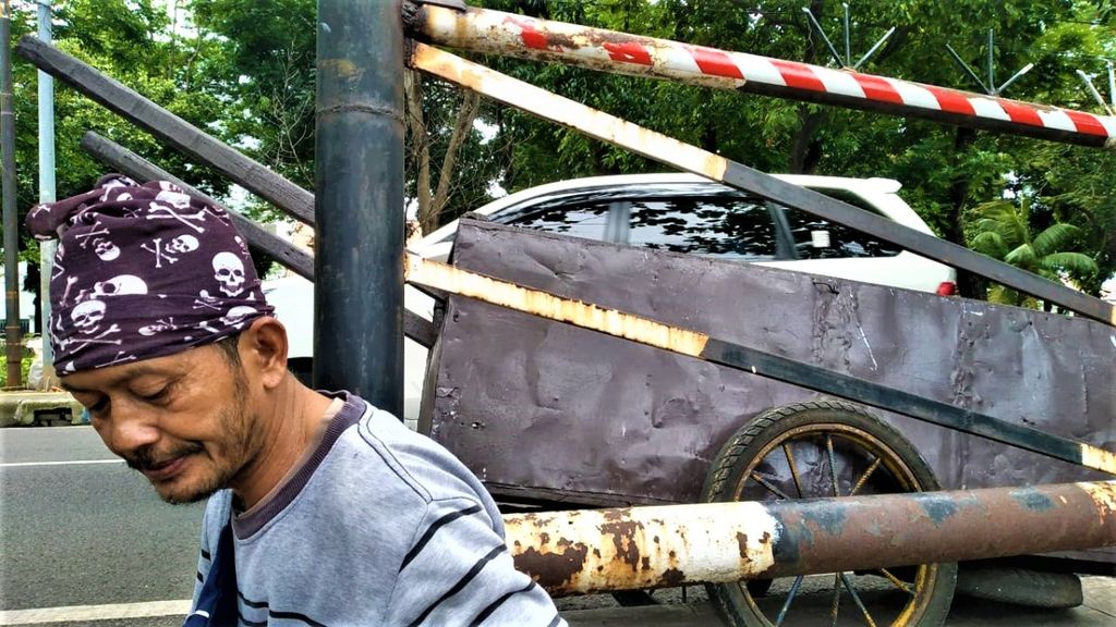 Muhammad Wahyudin (54) bersiap melanjutkan perjalanan mengumpulkan botol plastik dan kardus ke perumahan sekitar Jalan Menteng, Jakarta Pusat, Rabu (26/10/2022).