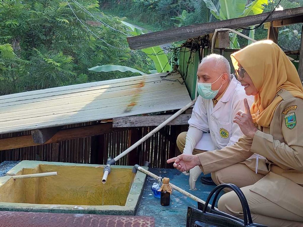 Petugas kesehatan memeriksa kandungan air di Desa Giripurno, Kebumen, Jawa Tengah, Selasa (16/5/2023).