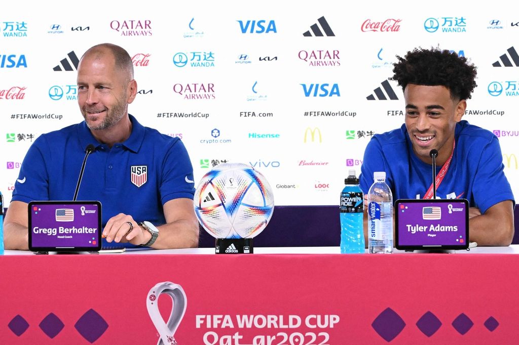 Pelatih timnas AS Gregg Berhalter (kiri) dan gelandang AS Tyler Adams dalam konferensi pers di Qatar National Convention Center di Doha, Kamis (24/11/2022). AS dan Inggris akan bertemu pada pertandingan kedua Grup B Piala Dunia Qatar 2022, Sabtu (26/11/2022) dini hari WIB. 
