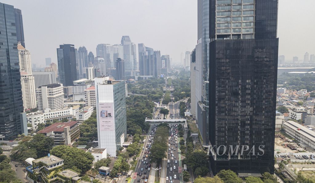 Foto aerial lanskap Kota Jakarta di kawasan Semanggi, Jakarta, Kamis (10/8/2023). Menurut data IQAir, indeks kualitas udara Jakarta pada hari ini dalam kondisi tidak sehat.