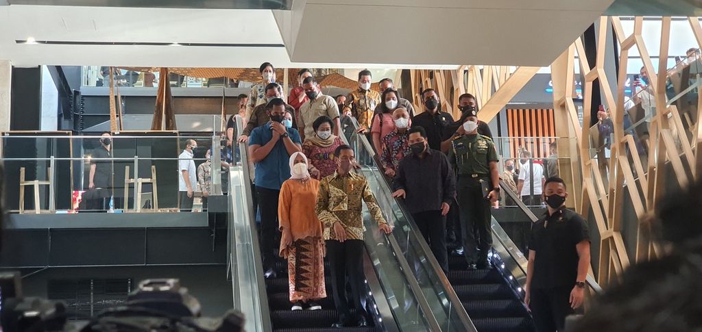 Presiden Joko Widodo menuruni eskalator di Sarinah seusai meninjau gerai-gerai dan produk yang ada setelah renovasi Sarinah, Kamis (14/7/2022). Presiden Jokowi didampingi Nyonya Iriana. Selain itu, Presiden kelima RI Megawati Soekarnoputri juga hadir.