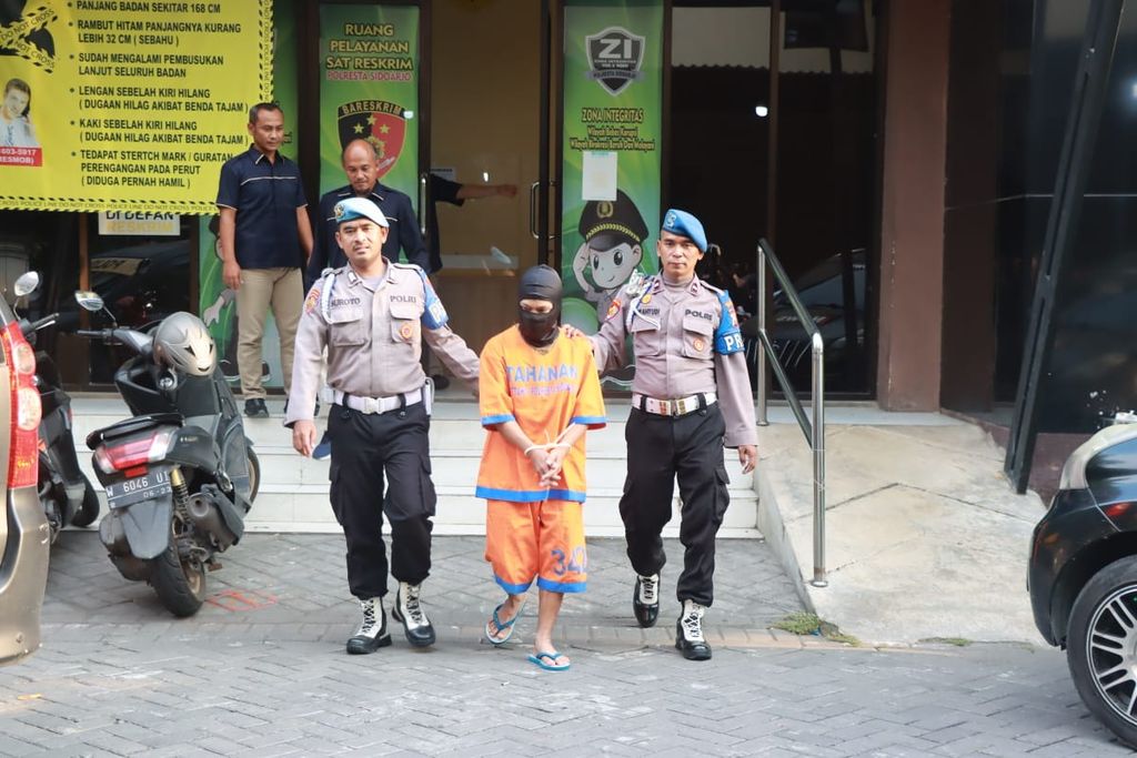 Polisi membawa HK (49), warga Kecamatan Tarik, Sidoarjo, Jawa Timur, yang menjadi pelaku kekerasan seksual anak, Rabu (3/5/2023). Pelaku tega merudapaksa anak tirinya selama empat tahun. 