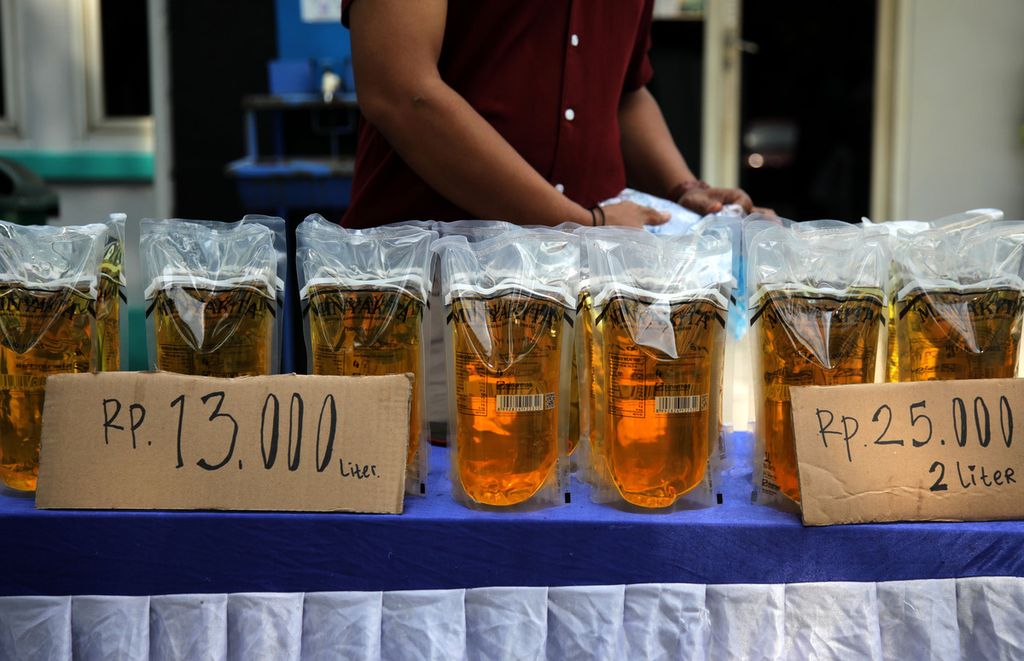 Minyak goreng yang dijual dalam operasi pasar oleh Dinas Perindustrian dan Perdagangan Kota Tangerang Selatan di Kantor Kelurahan Sawah, Ciputat, Tangerang Selatan, Kamis (29/9/2022). 