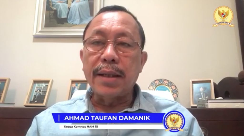 Tangkapan layar Ketua Komisi Nasional Hak Asasi Manusia (Komnas HAM) Ahmad Taufan Damanik, melalui rekaman video pada Minggu (2/10/2022), menyampaikan, Komnas HAM menyesalkan terjadinya kerusuhan yang menyebabkan 129 orang meninggal di Stadion Kanjuruhan, Malang, Jawa Timur.