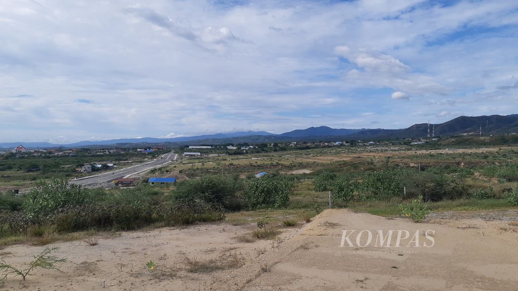 Tampak hamparan lahan yang pada awal 2021 sudah dipersiapkan untuk pembangunan hunian tetap penyintas gempa, tsunami, dan likuefaksi di Kelurahan Tondo, Kecamatan Mantikulore, Kota Palu, Sulteng, Senin (21/3/2022). Lahan tersebut "nganggur" selama setahun belakangan sehingga rumput liar tumbuh di mana-mana.