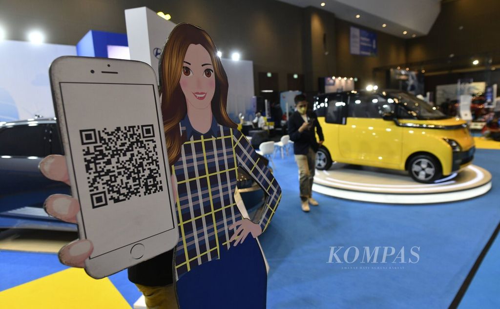 Layanan pembiayaan kendaraan listrik oleh salah satu bank dalam pameran kendaraan listrik Periklindo Electric Vehicle Show (PEVS) di JIExpo, Kemayoran, Jakarta, Jumat (22/7/2022). 