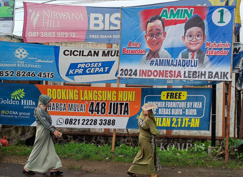 Spanduk bergambar pasangan calon presiden-calon wakil presiden Anies Baswedan-Muhaimin Iskandar yang telah didesain dengan AI berebut ruang dengan spanduk iklan perumahan di Gunung Sindur, Kabupaten Bogor, Jawa Barat, Minggu (3/12/2023). 