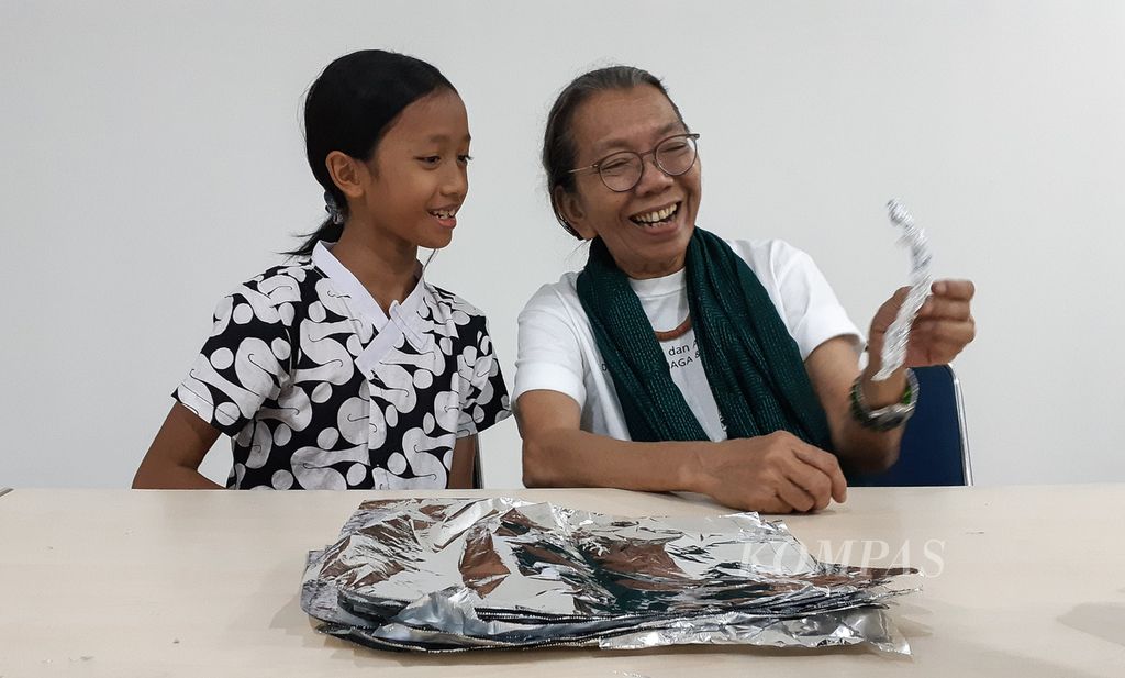 Artist Dolorosa Sinaga (right) accompanied workshop participants in sculpture, painting, and carving at the National Gallery, Jakarta, on Saturday (27/7/2024). This workshop is part of the exhibition, "Sculpture and Activism: Dolorosa Sinaga and Budi Santoso."