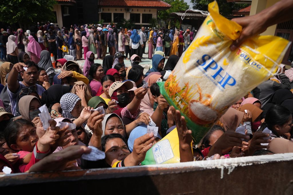 Warga antre untuk membeli beras murah dalam Operasi Pasar Beras Stabilitas Pasokan Harga Pangan dari Bulog Karawang di Kantor Kecamatan Babelan, Kabupaten Bekasi, Jawa Barat, Selasa (20/2/2024). 