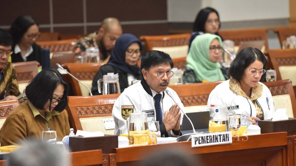 Minister of Communication and Information (Menkominfo) Johnny G Plate attends a meeting with Commission I of the DPR at the Parliament Complex, Senayan, Jakarta, Tuesday (25/2/2020). The meeting discussed the Draft Law (RUU) on Personal Data Protection.