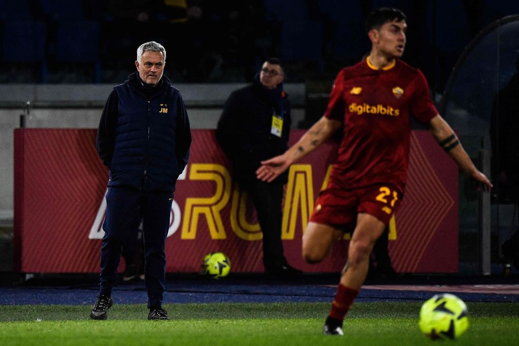 Pelatih AS Roma Jose Mourinho mengamati jalannya pertandingan Liga Italia antara AS Roma dan Empoli di Stadion Olimpico, Roma, Minggu (5/2/2023). AS Roma mengalahkan Empoli, 2-0.