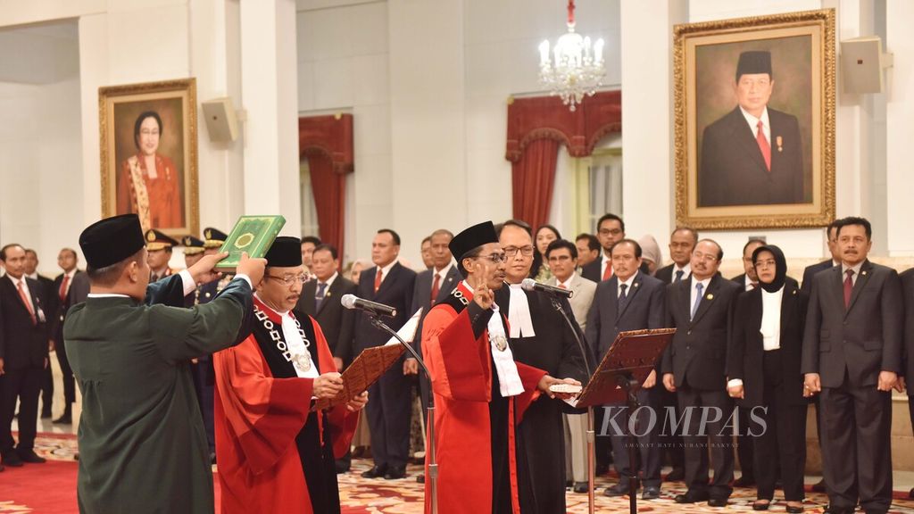 Hakim Mahkamah Konstitusi Suhartoyo (kiri) dan Daniel Yusmic Pancastaki Foekh mengucapkan sumpah di hadapan Presiden Joko Widodo di Istana Negara Jakarta, Selasa (7/1/2019).