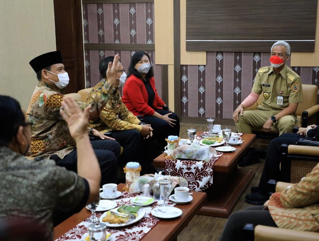 Gubernur Jawa Tengah Ganjar Pranowo menerima kunjungan dari Dewan Perwakilan Daerah RI di kantornya, Senin (7/2/2022).