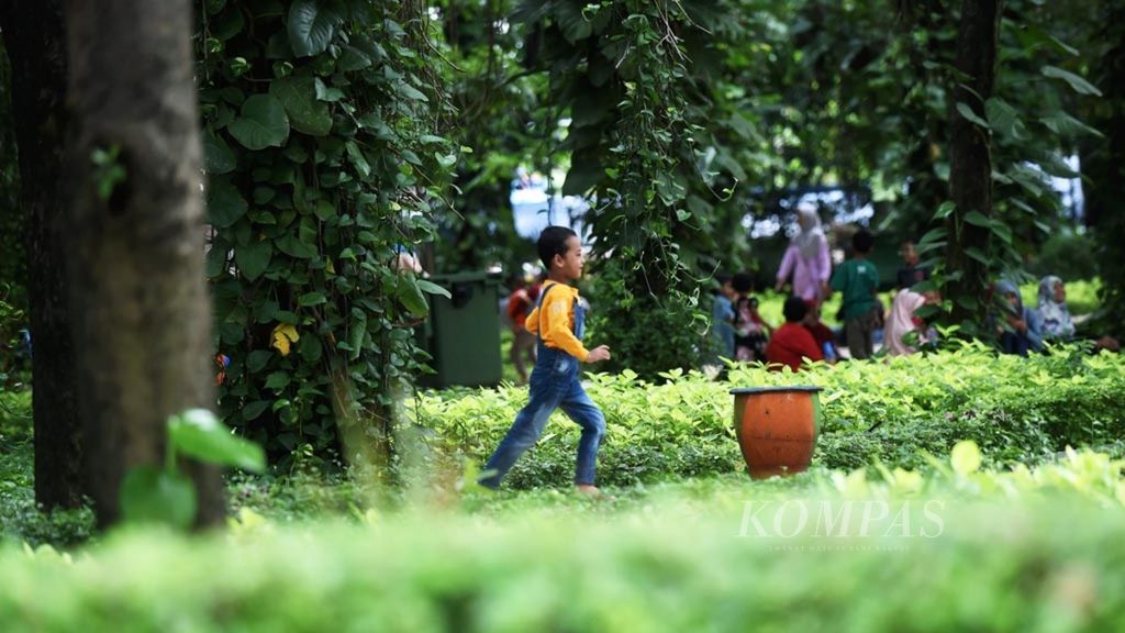 Warga menikmati kerindangan pohon di Taman Flora Bratang, Surabaya, Minggu (17/3/2019). Taman tersebut menjadi contoh pentingnya ruang terbuka hijau di perkotaan. Selain menciptakan suasana sejuk, warga dapat belajar tentang aneka ragam tumbuhan termasuk tumbuhan obat-obatan di taman tersebut.