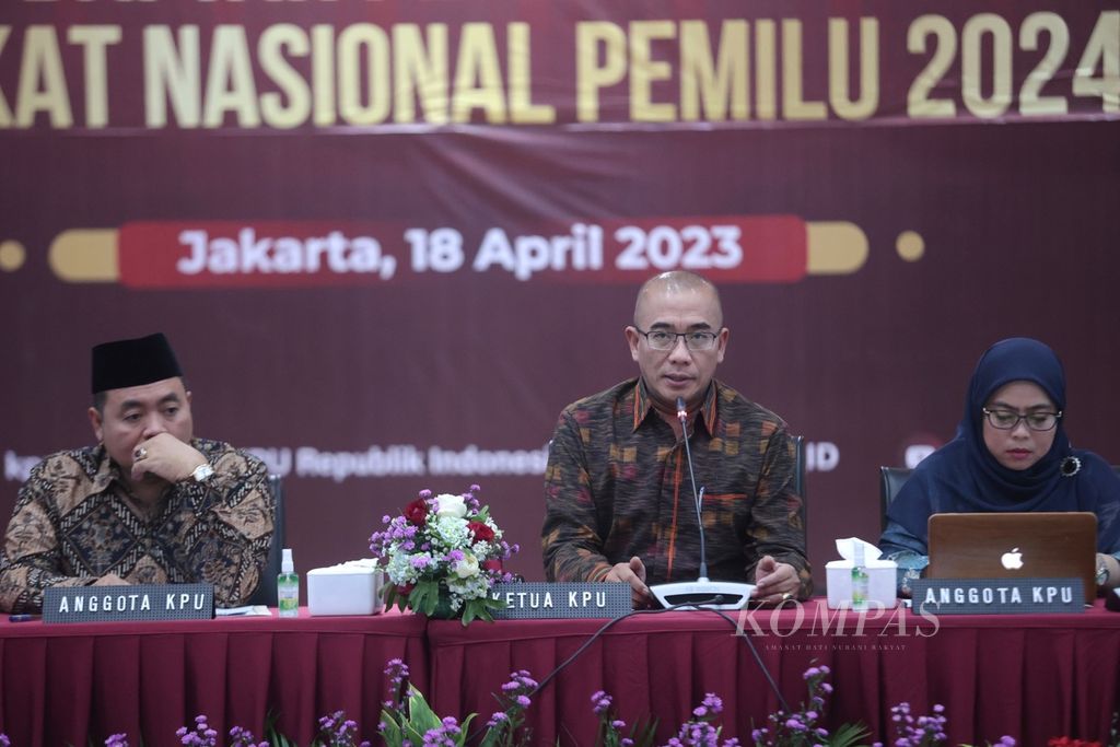 Ketua Komisi Pemilihan Umum Hasyim Asyari (tengah) bersama anggota KPU, Betty Epsilon Idroos (kanan) dan Mochammad Afifuddin, memimpin rapat pleno terbuka rekapitulasi daftar pemilih sementara (PDS) tingkat nasional pemilu 2024 di kantor KPU, Jakarta, Selasa (18/4/2023). 
