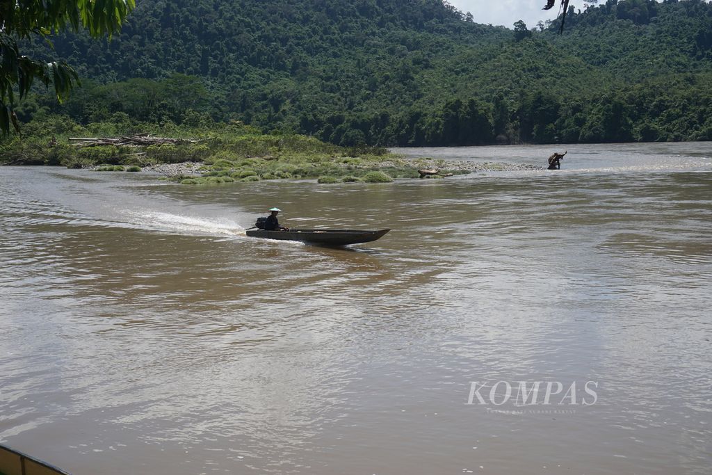 Warga mengendarai perahu melintasi daerah hulu Sungai Kayan di Desa Long Peleban, Kecamatan Peso, Kabupaten Bulungan, Kalimantan Utara, Senin (23/10/2023).