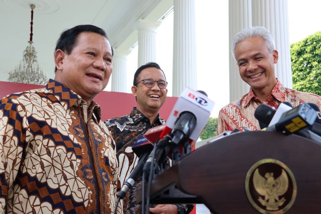 Prabowo Subianto (kiri), Anies Baswedan (tengah), dan Ganjar Pranowo (kanan) memberikan keterangan kepada wartawan seusai bertemu dan makan siang bersama Presiden Joko Widodo di Istana Merdeka, Jakarta, Senin (30/10/2023). Setelah keterangan pers, ketiganya berfoto bersama.
