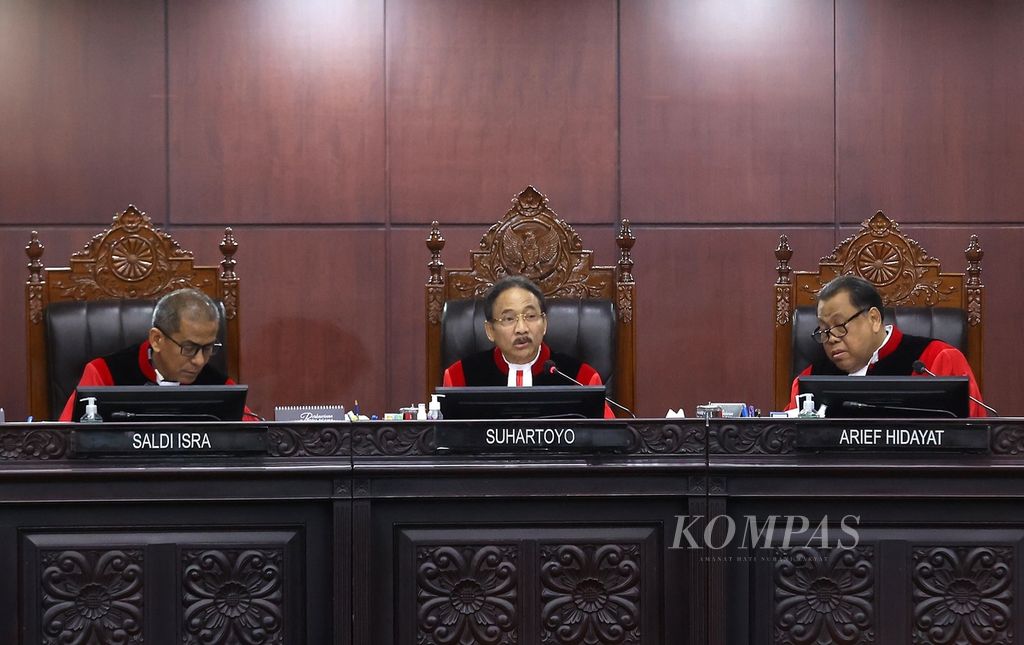 Ketua MK Suhartoyo didampingi Hakim Konstitusi Saldi Isra dan Arief Hidayat membuka sidang pembacaan putusan perselisihan hasil pemilihan umum Pemilihan Presiden 2024 di Gedung MK, Jakarta, Senin (22/4/2024). 