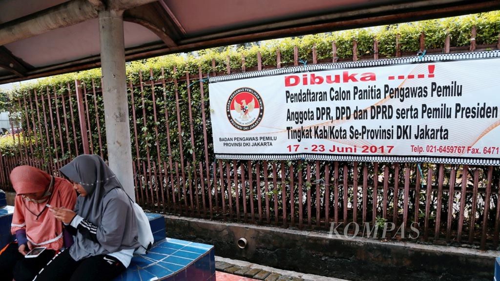 Spanduk perekrutan pengawas pemilu untuk DPRD, DPR, DPD, dan Pemilu Presiden 2019 terpasang di pinggir jalan HR Rasuna said, Jakarta, Minggu (9/7/2017). Persiapan pelaksanaan dan pengawasan pemilu 2019 mulai dilakukan di tengah alotnya pembahasan RUU Penyelenggaraan Pemilu di DPR. 