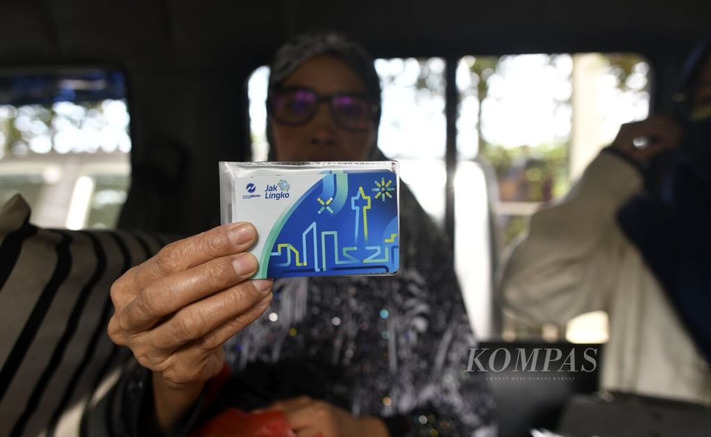 Penumpang menunjukan kartu JakLingko saat menaiki angkot JakLingko dari Stasiun Tanah Abang, Jakarta Pusat, Rabu (15/1/2020). 