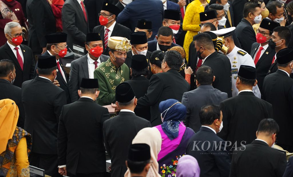 Presiden Joko Widodo menyalami para hadirin seusai Sidang Tahunan MPR dan Sidang Bersama DPR dan DPD di Kompleks Parlemen, Jakarta, Selasa (16/8/2022). 