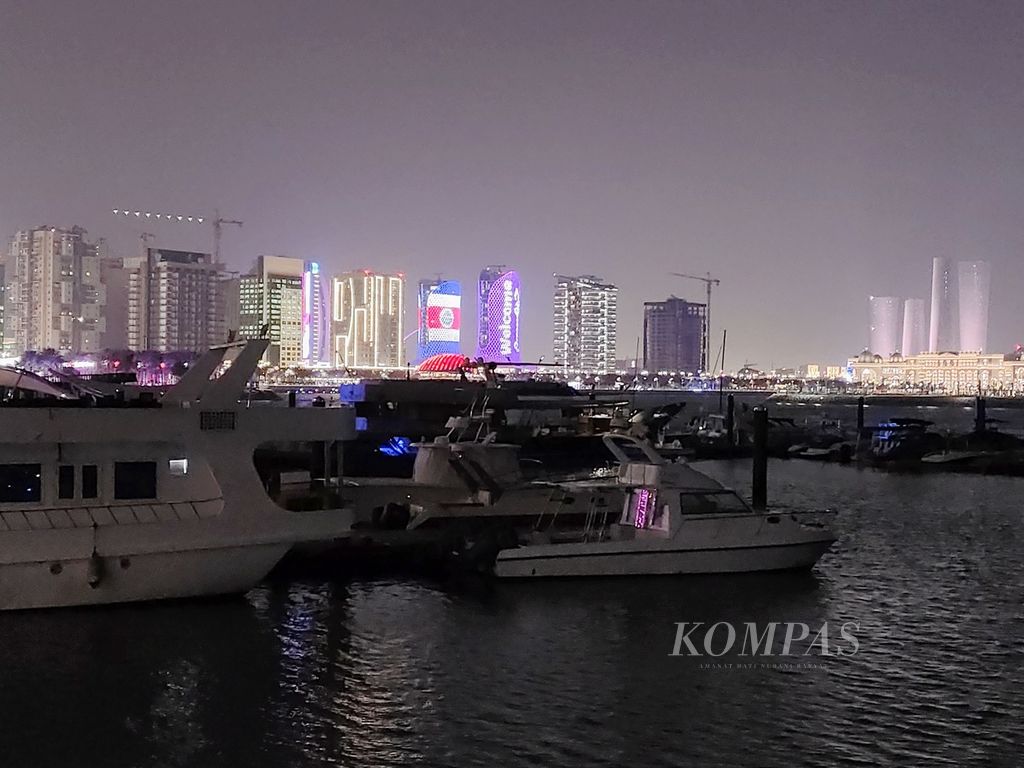 Pemandangan gedung-gedung di kota Lusail, Qatar, dari pelabuhan kapal motor Marina Lusail, Sabtu (17/12/2022). Lusail adalah kota yang dibangun untuk memenuhi kebutuhan bisnis, komersial, dan pemukiman.